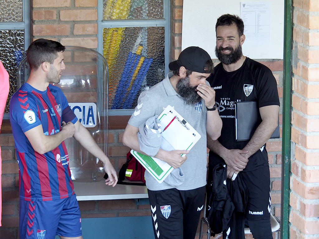 Manu, Ramsés y Juan del Estal antes del salir al campo./ KAMARERO