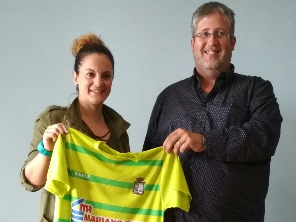 Natalia Maroto junto a Héctor Polo, presidente del club./ FS CUÉLLAR