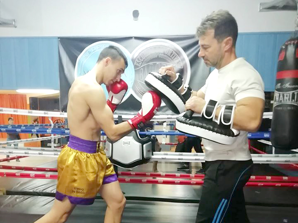 Sergio de Diego, ejercitándose junto al entrenador Juan Carlos García. / CENTRO VICTORIA