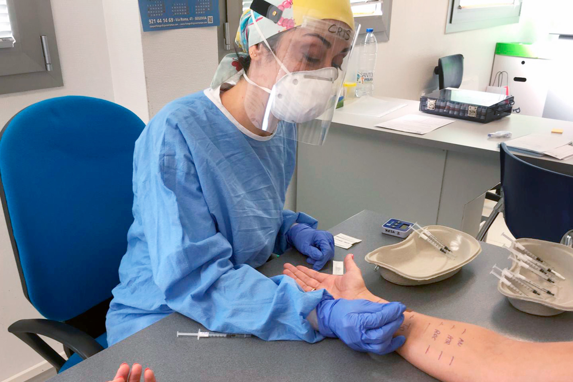 Las enfermeras de la Unidad de Alergia aplican los tratamientos y ponen las vacunas provistas de equipos de protección: mascarilla, pantalla, guantes y batas. / E. A.