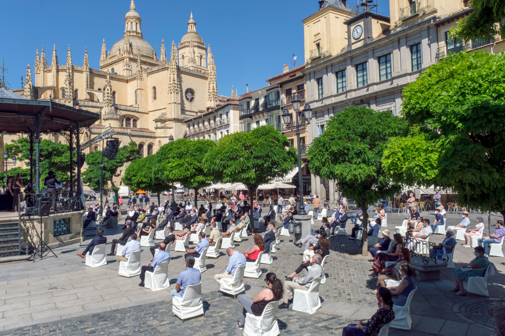 La disposición de la Plaza Mayor tuvo que ser adaptada a las circunstancias sanitarias actuales para la celebración del homenaje-concierto.