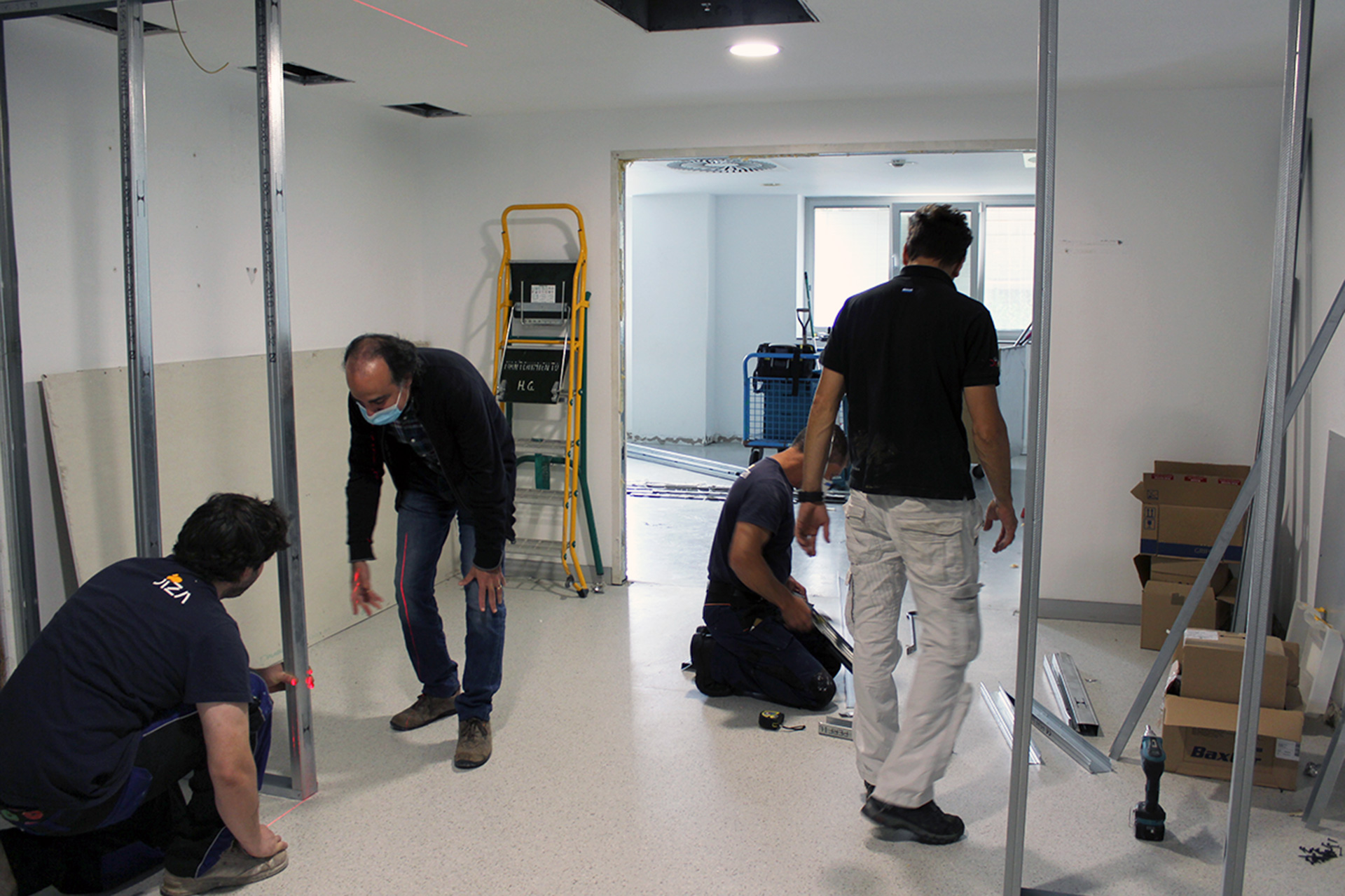 Primeros trabajos de la Unidad de Cuidados Intensivos del Hospital General./ E.A.