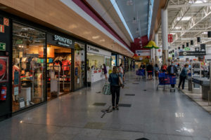 Los segovianos salen más a la calle con la fase 2 para gestiones y compras 2 05 1kama Centro Comercial Luz Castilla Comercios Abiertos Fase 2 KAM2900