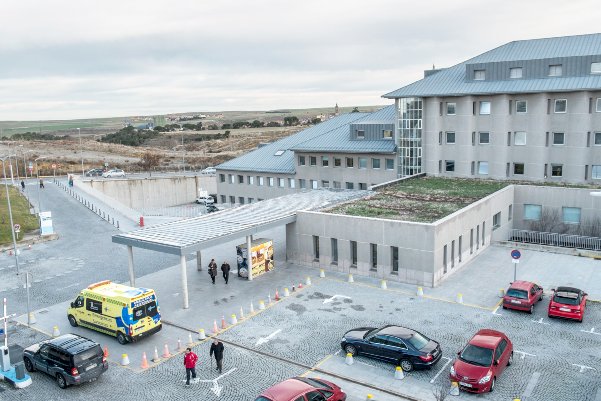 Patio y zona de aparcamiento que rodea el Servicio de Urgencias, junto al que se montará un módulo prefabricado para que tenga dos entradas./ KAMARERO