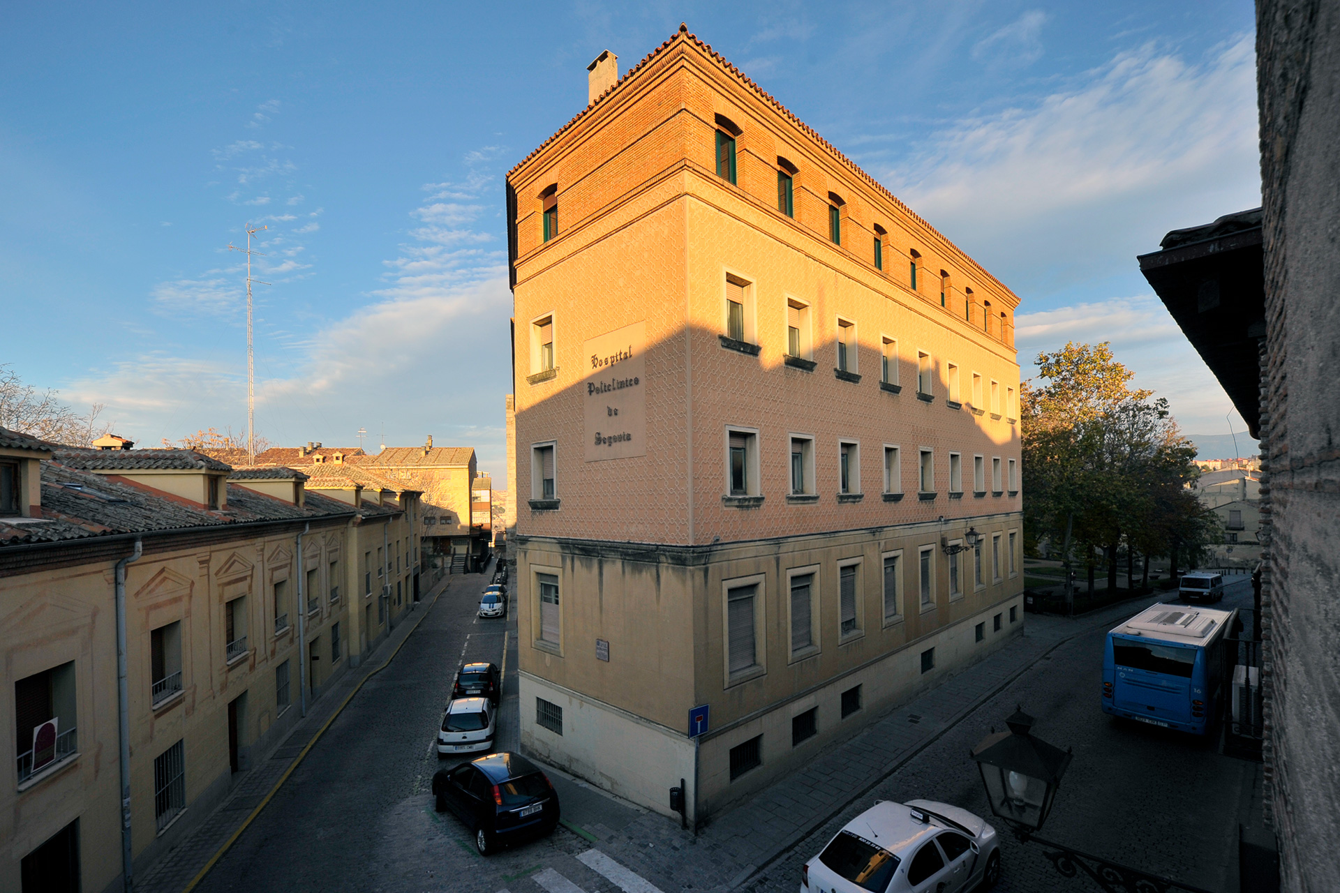 Edificio del Hospital Policlínico. / KAMARERO