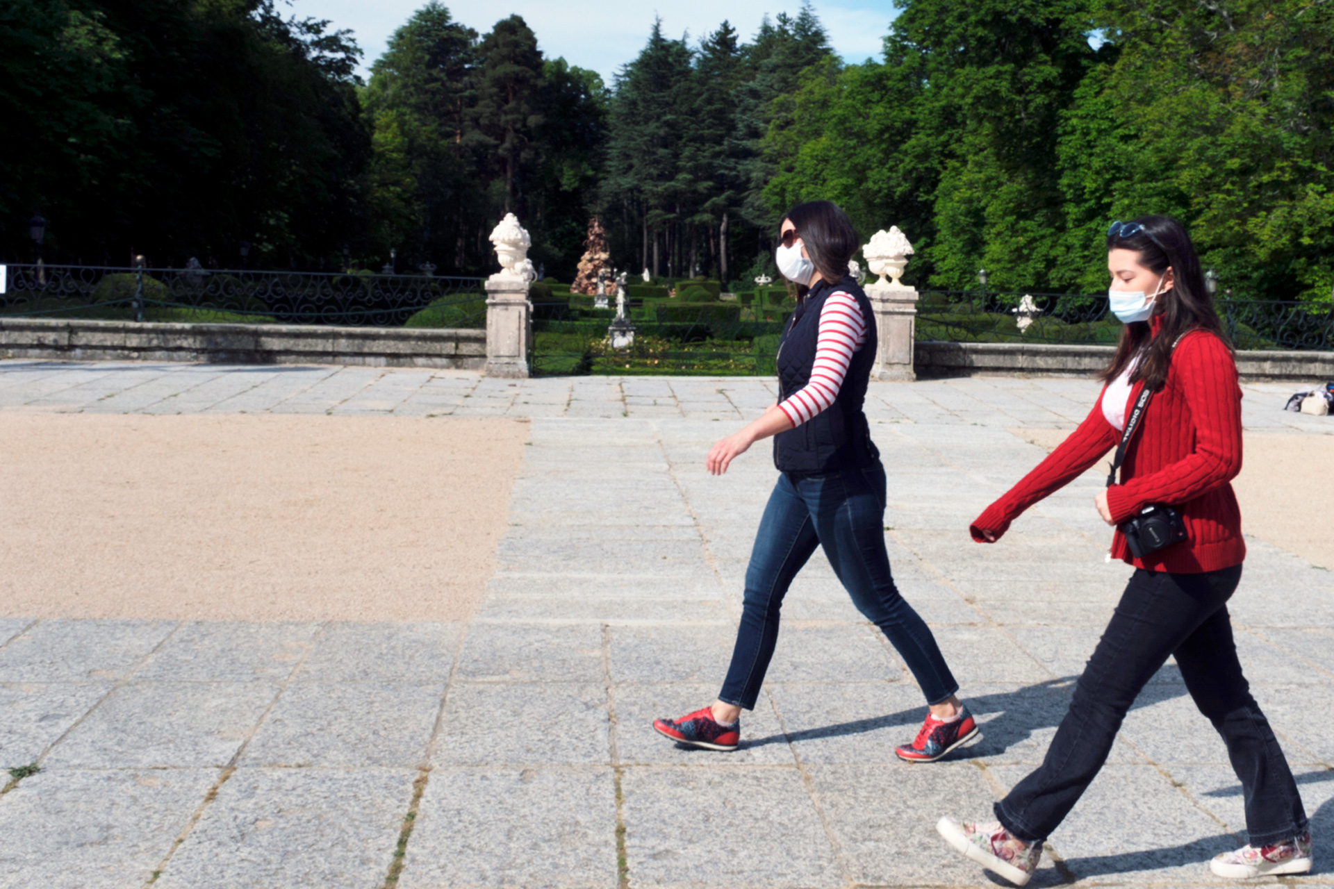 Dos de las primeras visitantes que ayer se acercaron a disfrutar de la belleza de los Jardines de La Granja.  /KAMARERO