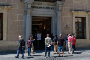 Los segovianos salen más a la calle con la fase 2 para gestiones y compras 3 05 2kama Agencia Tributaria Hacienda Puerta Gente Cita Previa Coronavirus KAM2943