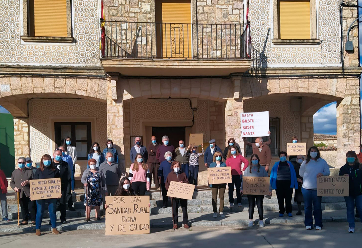 Concentración en Rebollo por la sanidad rural. /E. A.
