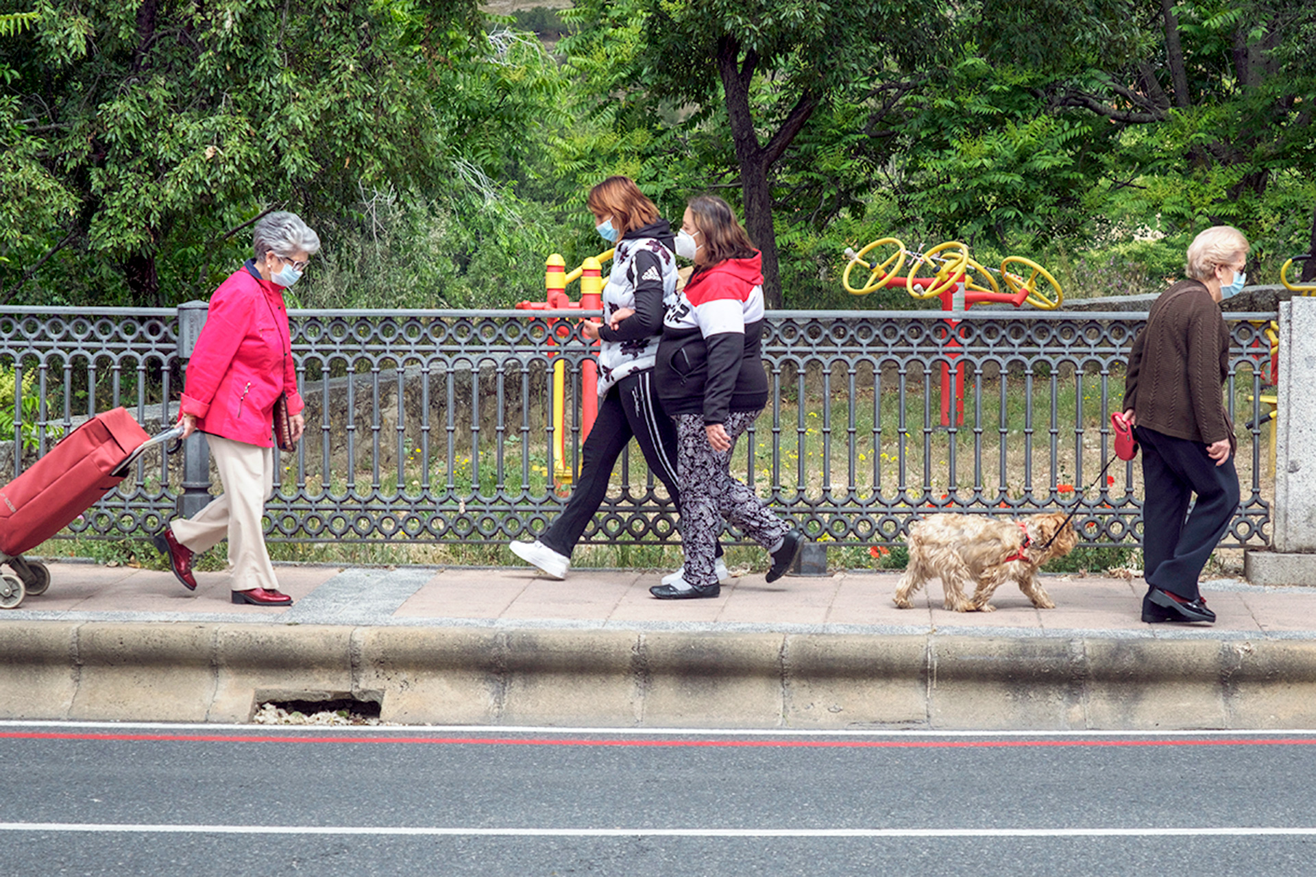 Algunas segovianas con mascarillas pasean por la calle Vía Roma de la capital.