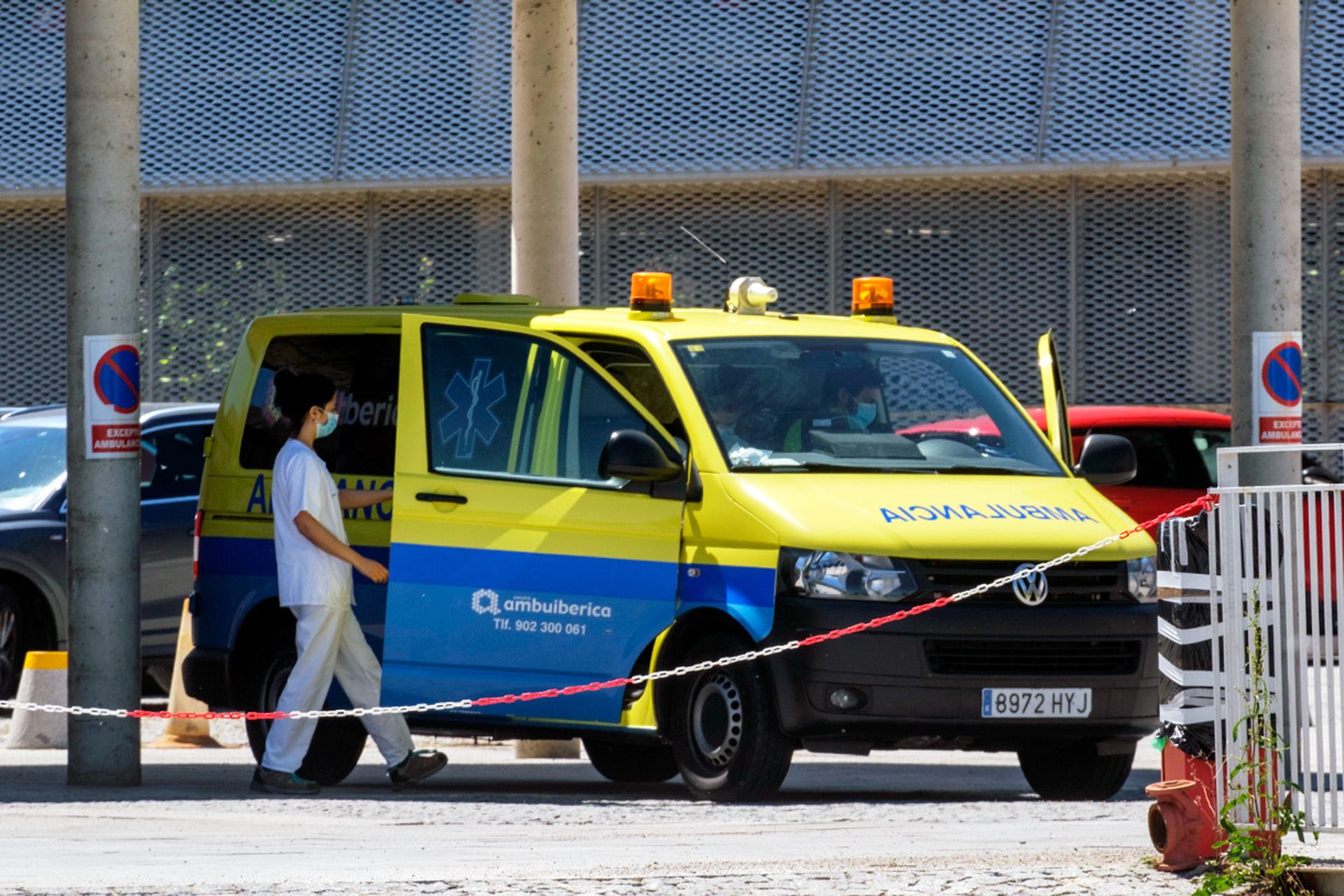 Una ambulancia estaciona cerca del Hospital General de Segovia.