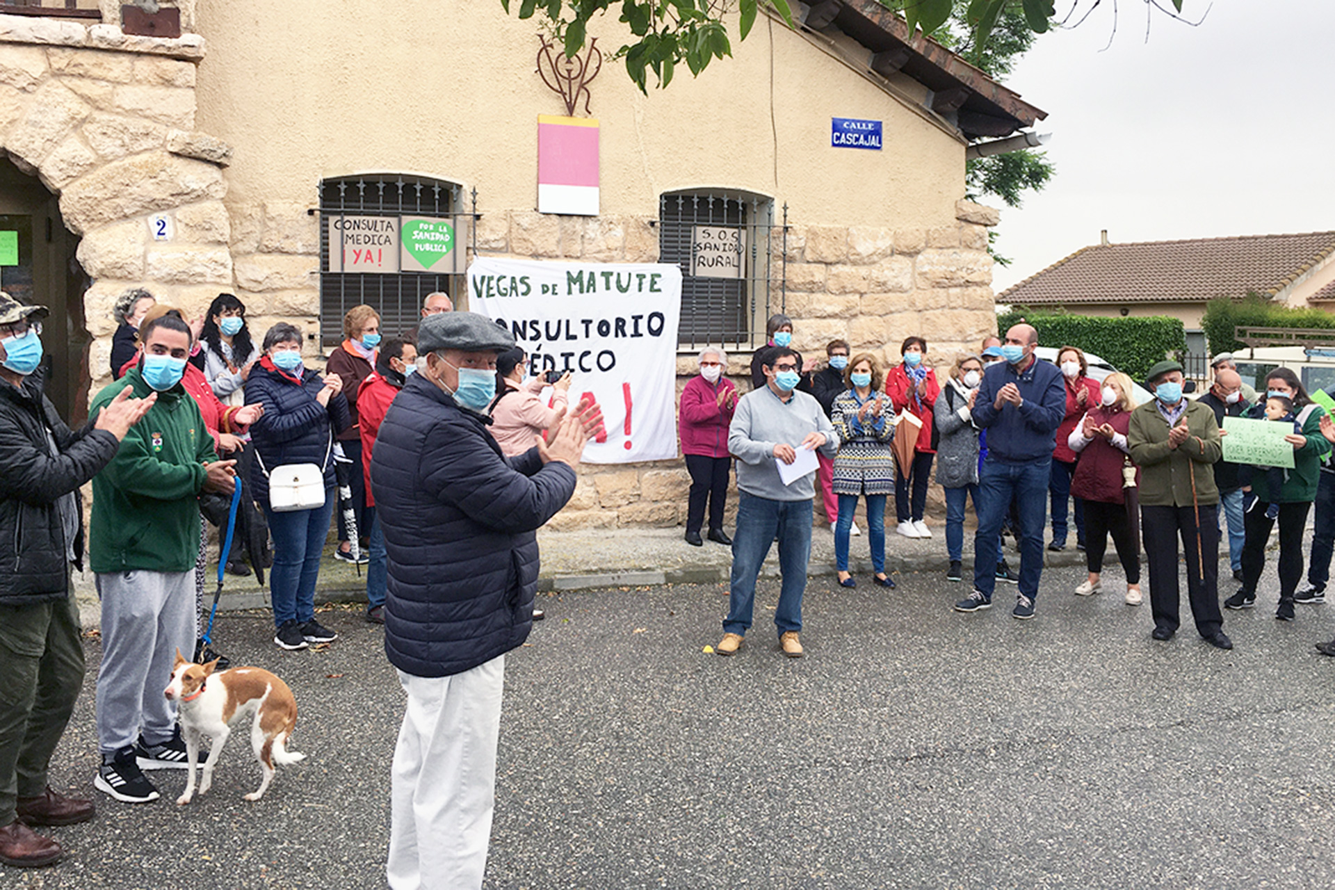 Vecinos de Vegas de Matute protestaron ayer contra el cierre. /LUCÍA LUQUE