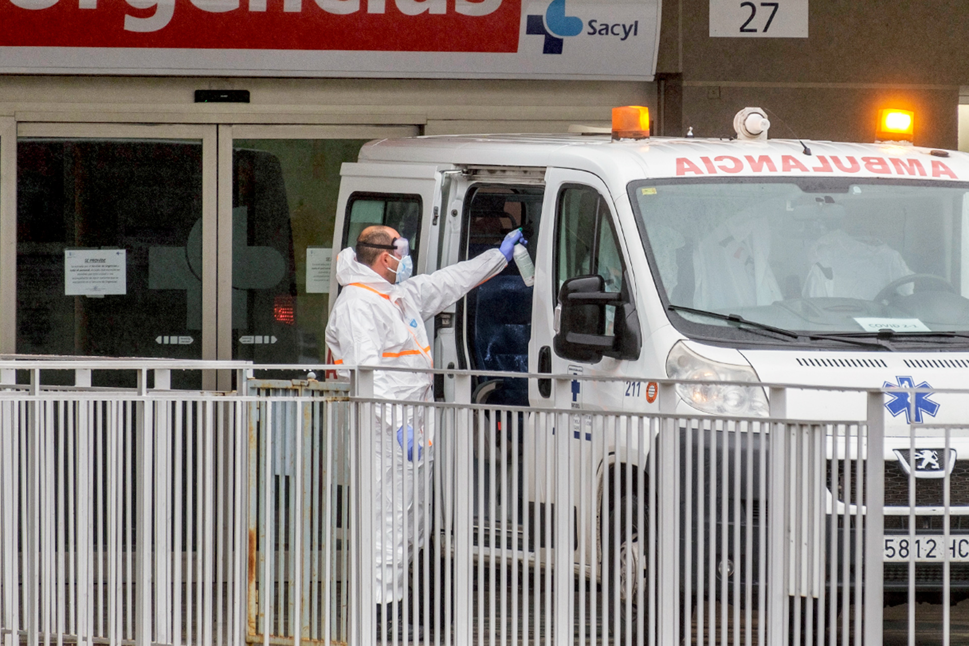 Un sanitario desinfecta una de las ambulancias del complejo asistencial de Segovia.