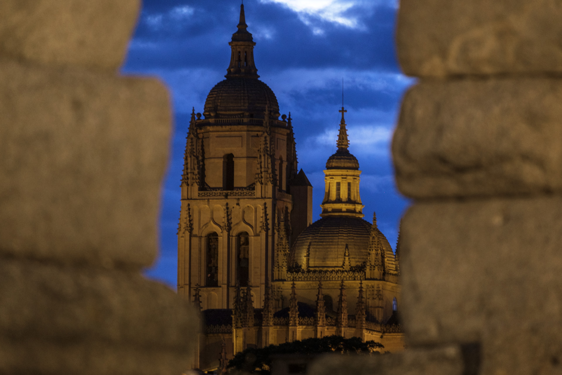 Torre y cúpula de la Catedral, iluminada, a través de un arco del Acueducto, también con alumbrado. / KAMARERO