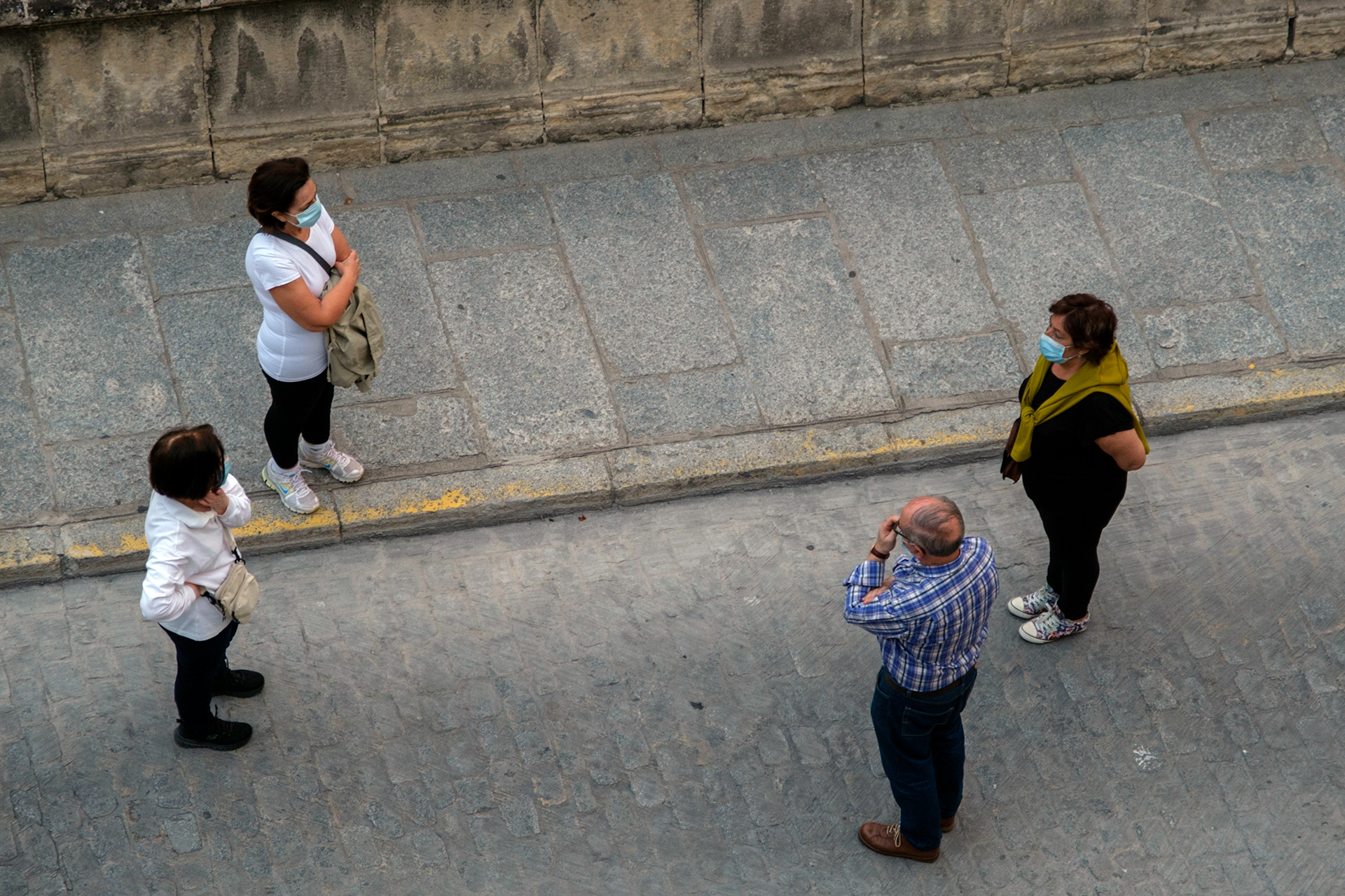 Tres segovianos guardan la distancia social requerida desde Sanidad.