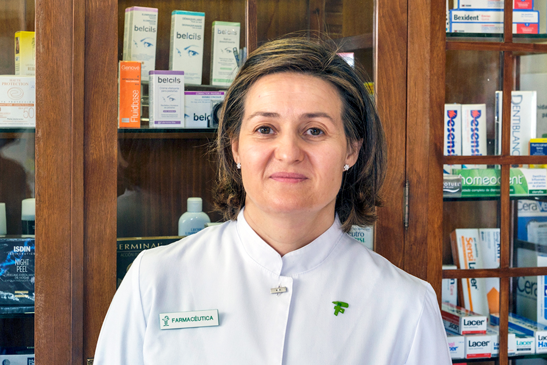 La próxima presidenta del Colegio de Farmacéuticos, en su farmacia de la calle Muerte y Vida. / Kamarero