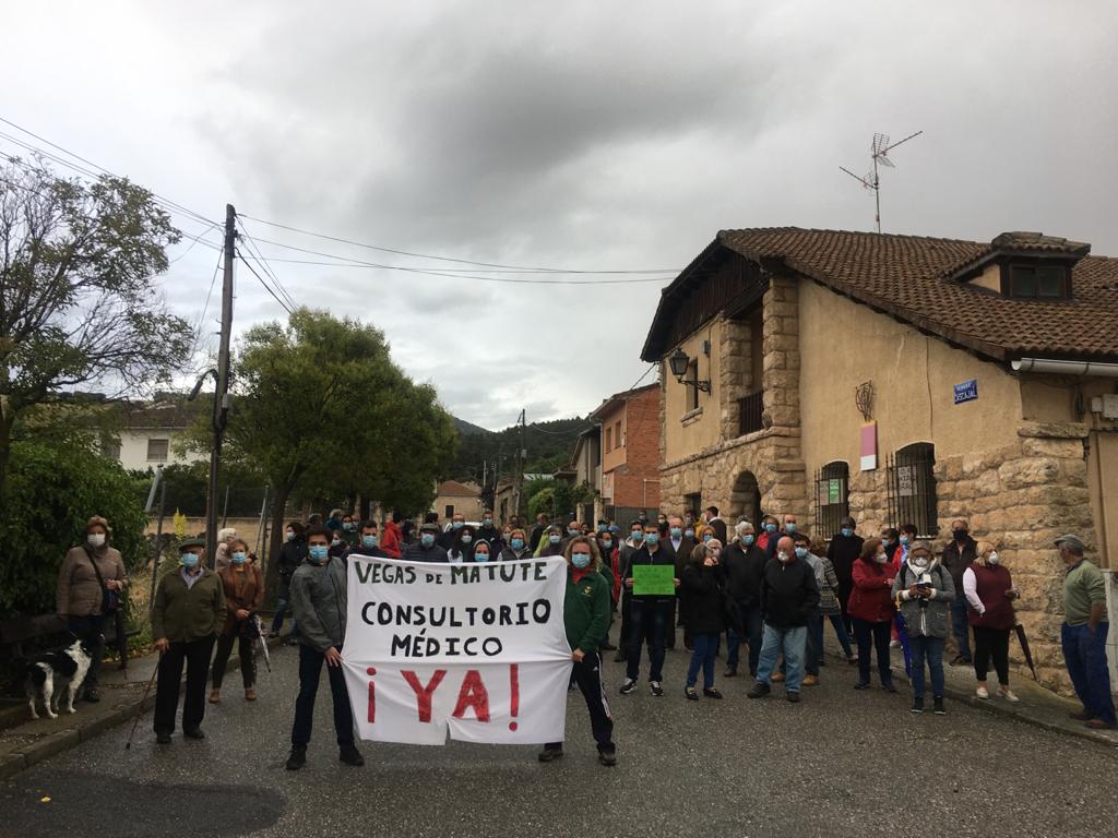 Imagen de la concentración por la reapertura del centro médico. / L. LUQUE
