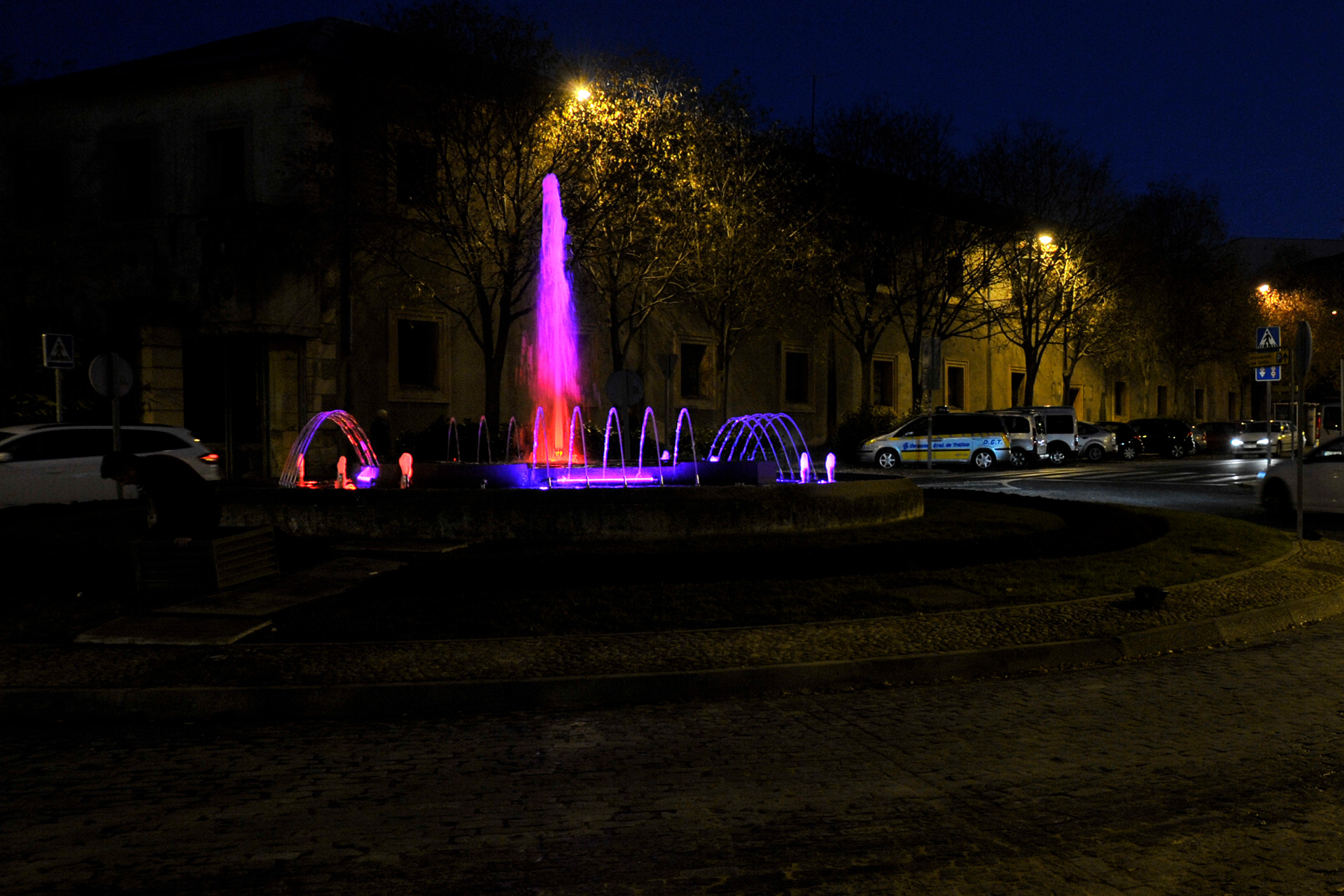 Una de las dos fuentes con luz decorativa que tiene la ciudad. / Kamarero