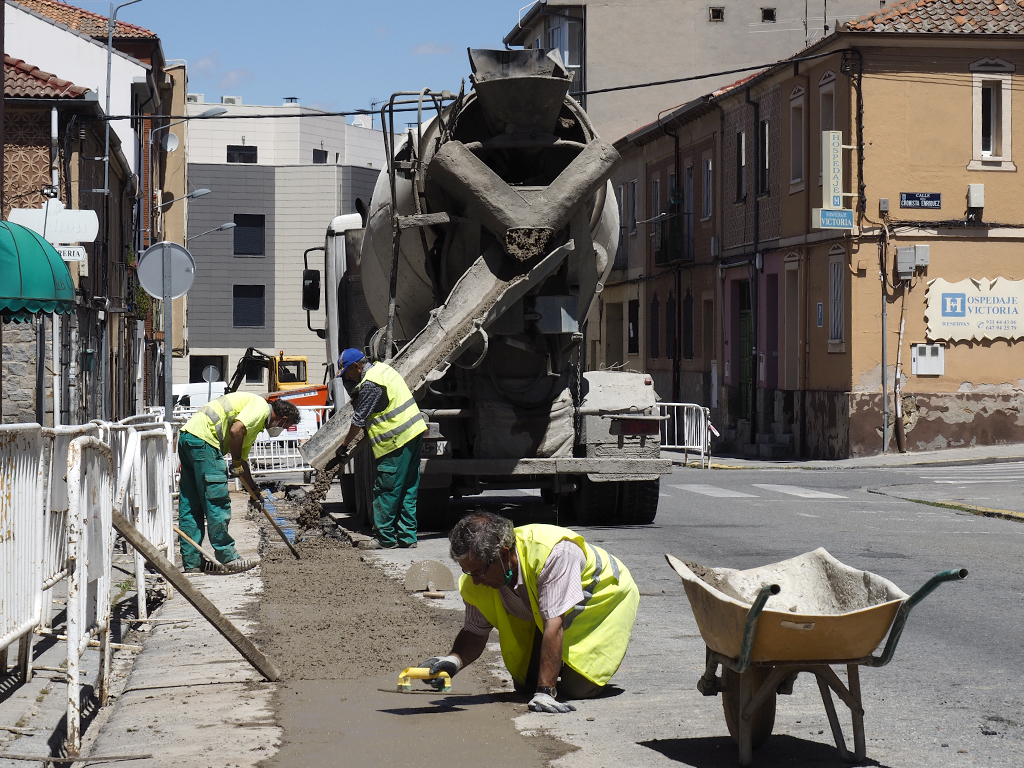 Trabajos en la red de abastecimiento en la calle Santa Teresa. / El Adelantado