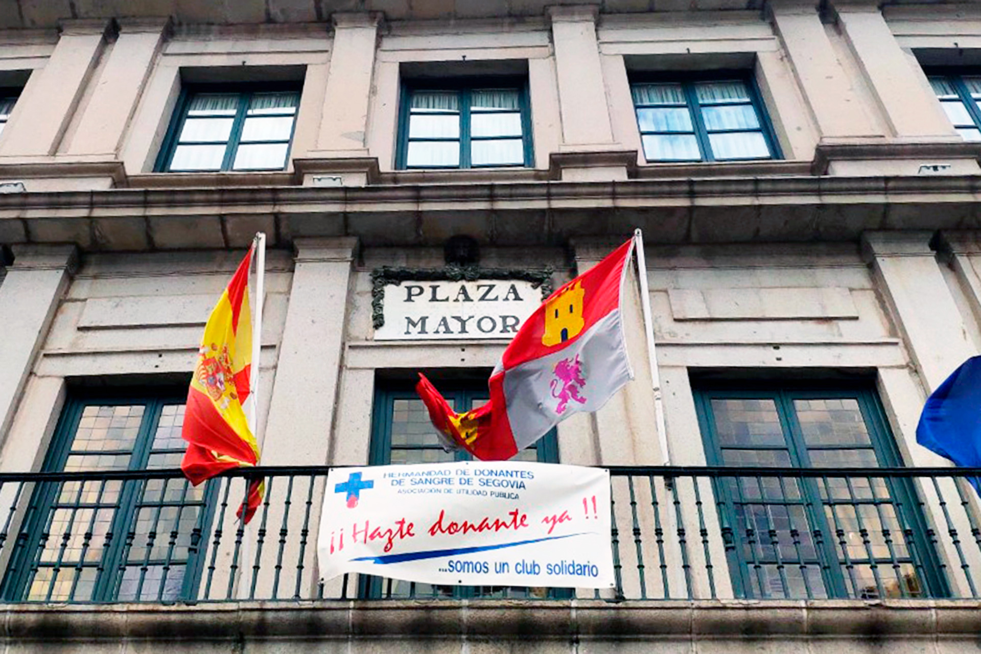 El balcón de la Casa Consistorial ha servido para reconocer la solidaridad de los donantes y animar a la donación. / Kamarero