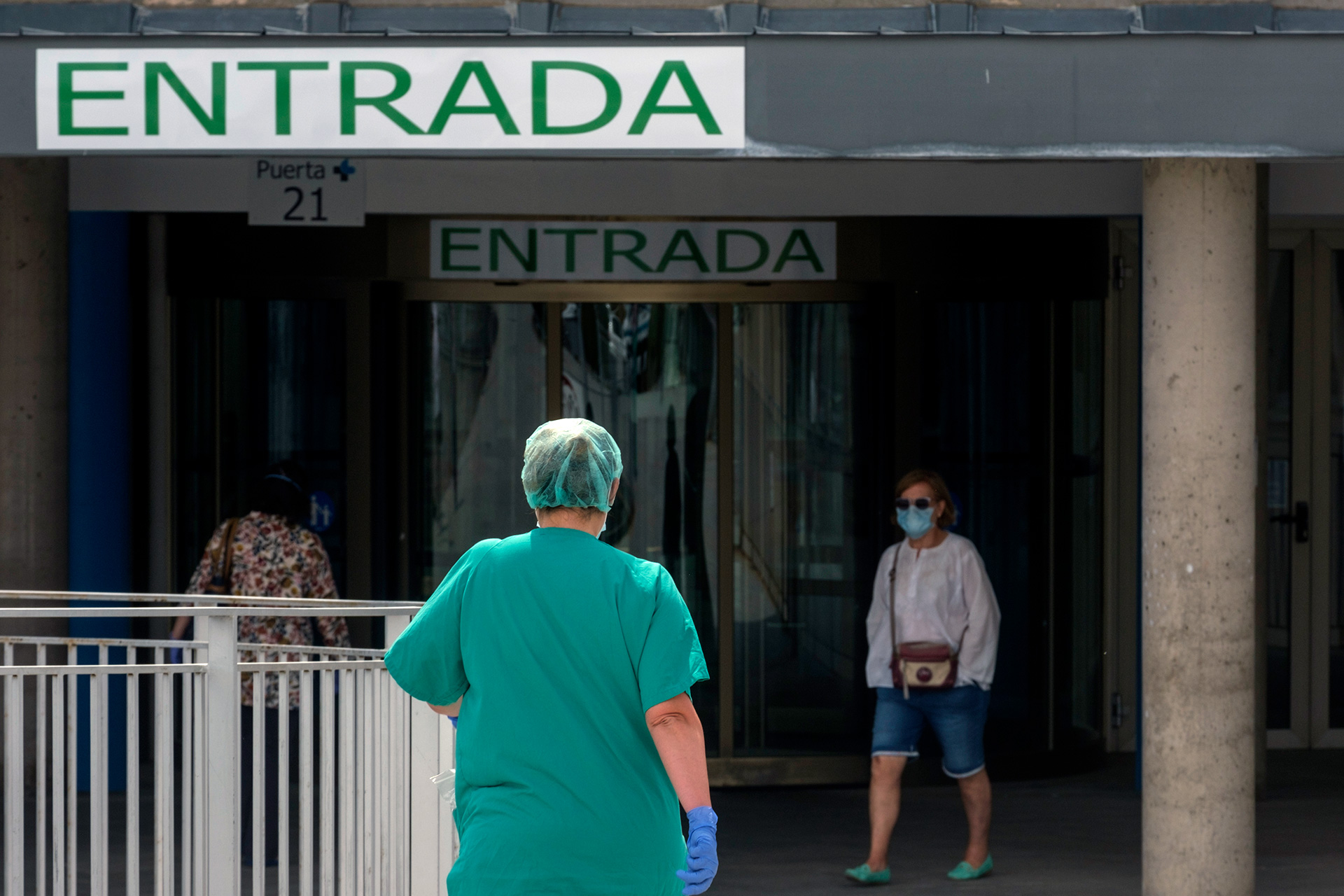 Una sanitaria se dirige a la entrada del Hospital General.