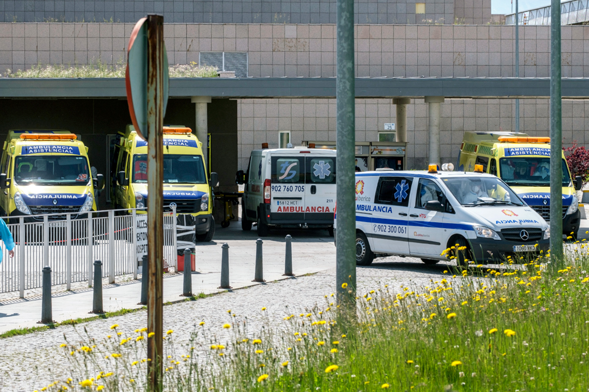 Varias ambulancias estacionadas en las inmediaciones del Hospital General de Segovia.