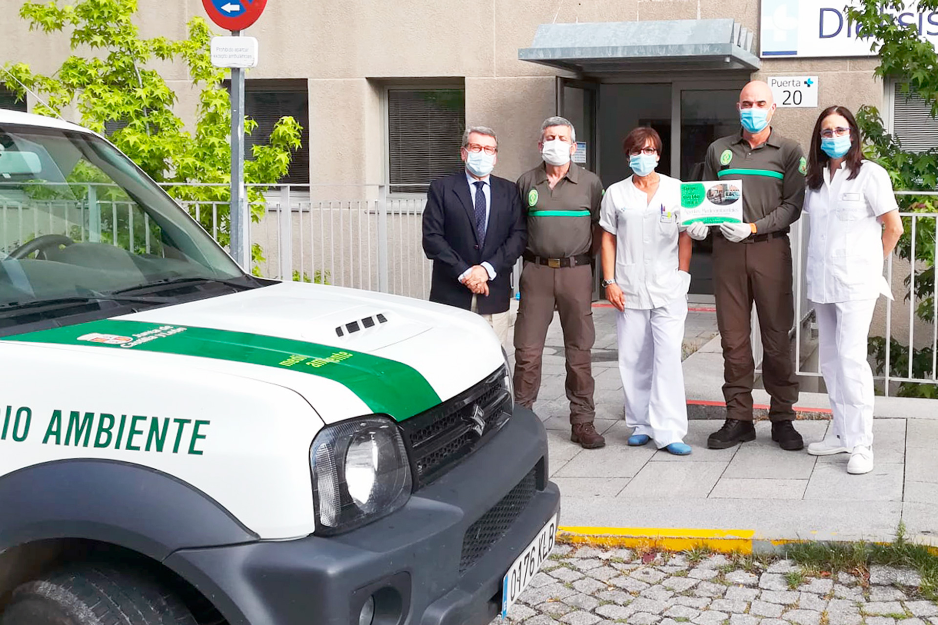 Los agentes medioambientales y el jefe del Servicio Territorial de Medio Ambiente recogen en diploma.