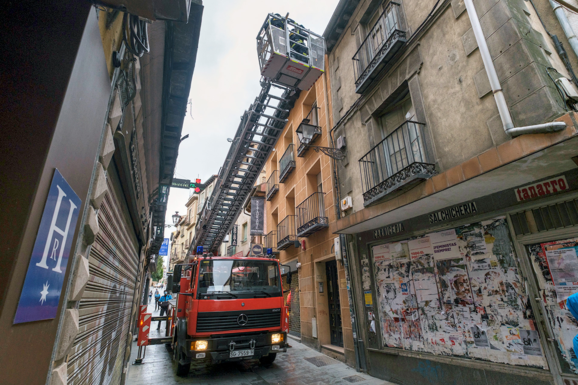 Los bomberos de Segovia, durante los trabajos llevados a cabo ayer en la calle San Francisco.