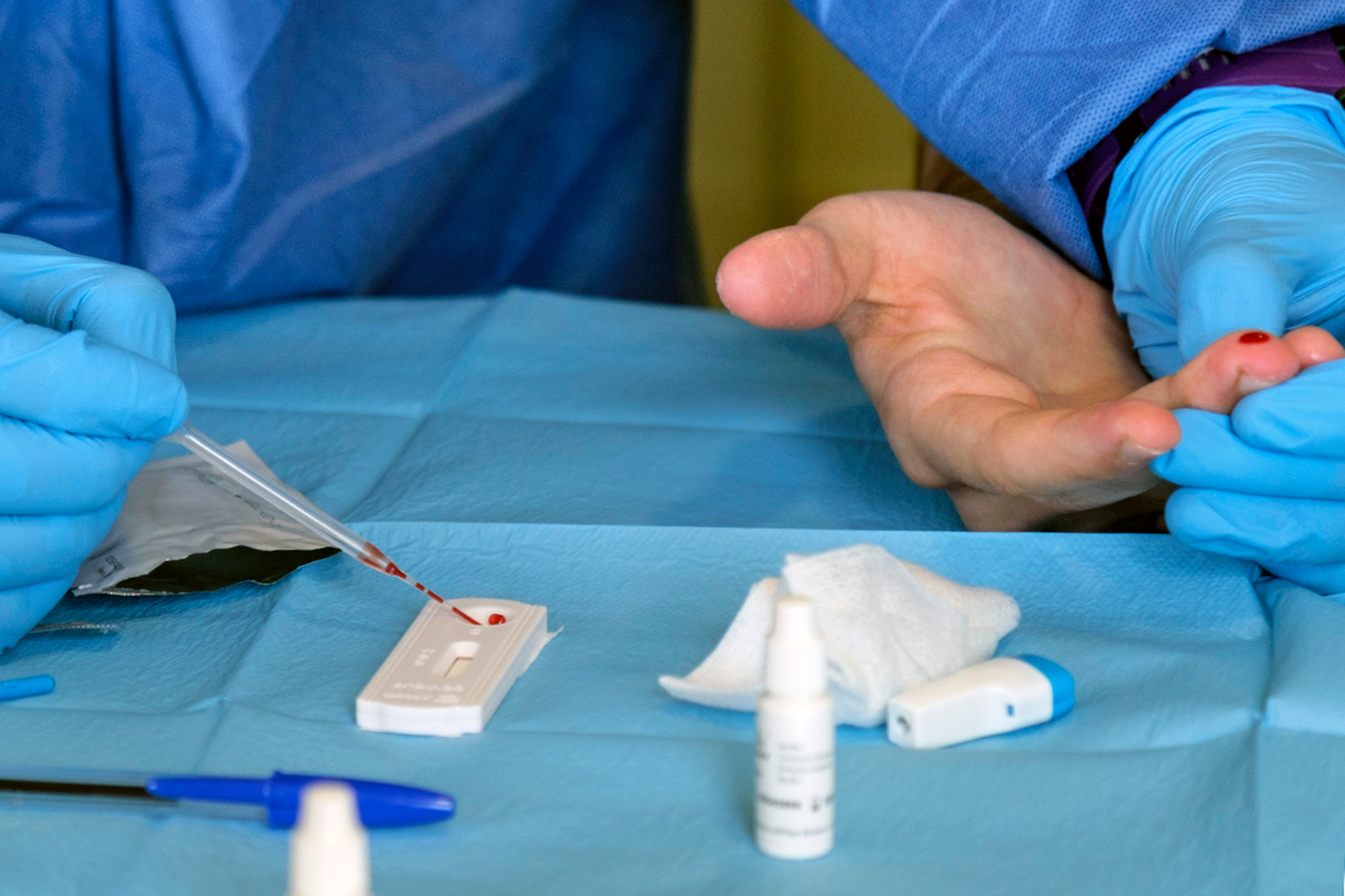 Un sanitario realiza una prueba de test rápido a un paciente sospechoso de padecer Covid-19. / KAMARERO