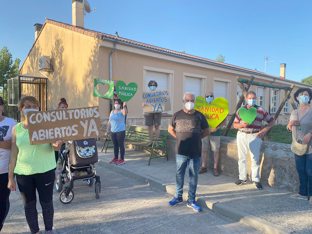 Las protestas por el cierre de los consultorios se suceden estos días, como ésta de Fuente El Olmo de Fuentidueña. /E.A.