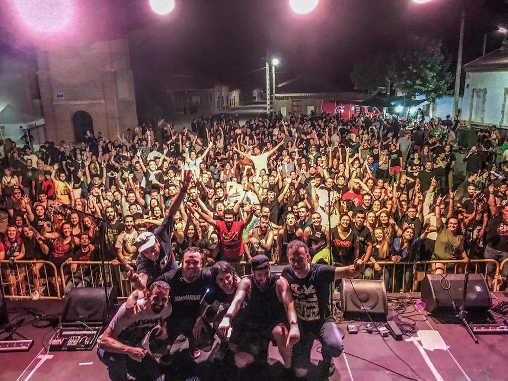 La Plaza Mayor de Ciruelos repleta de gente durante el concierto de ‘Oktopussy’ en la pasada edición. / E.A.