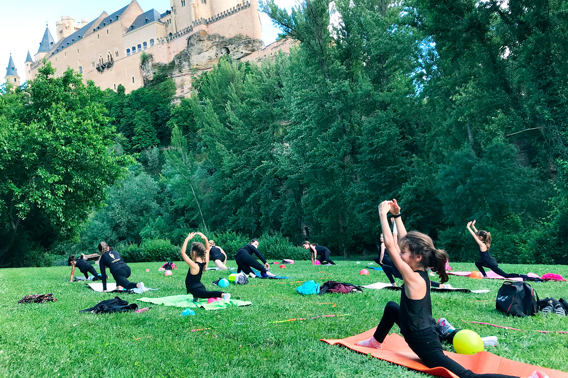 Un grupo de bailarinas, durante uno de los entrenamientos en la pradera de San Marcos. /E.A.