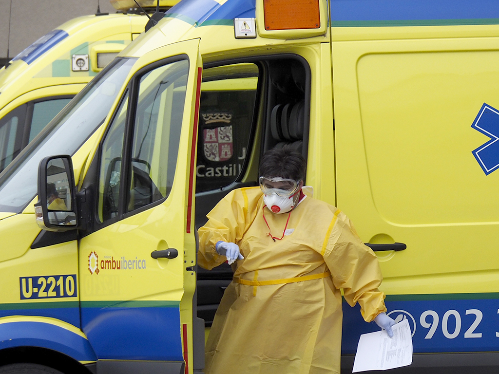 Un miembro del personal sanitario baja de una ambulancia.