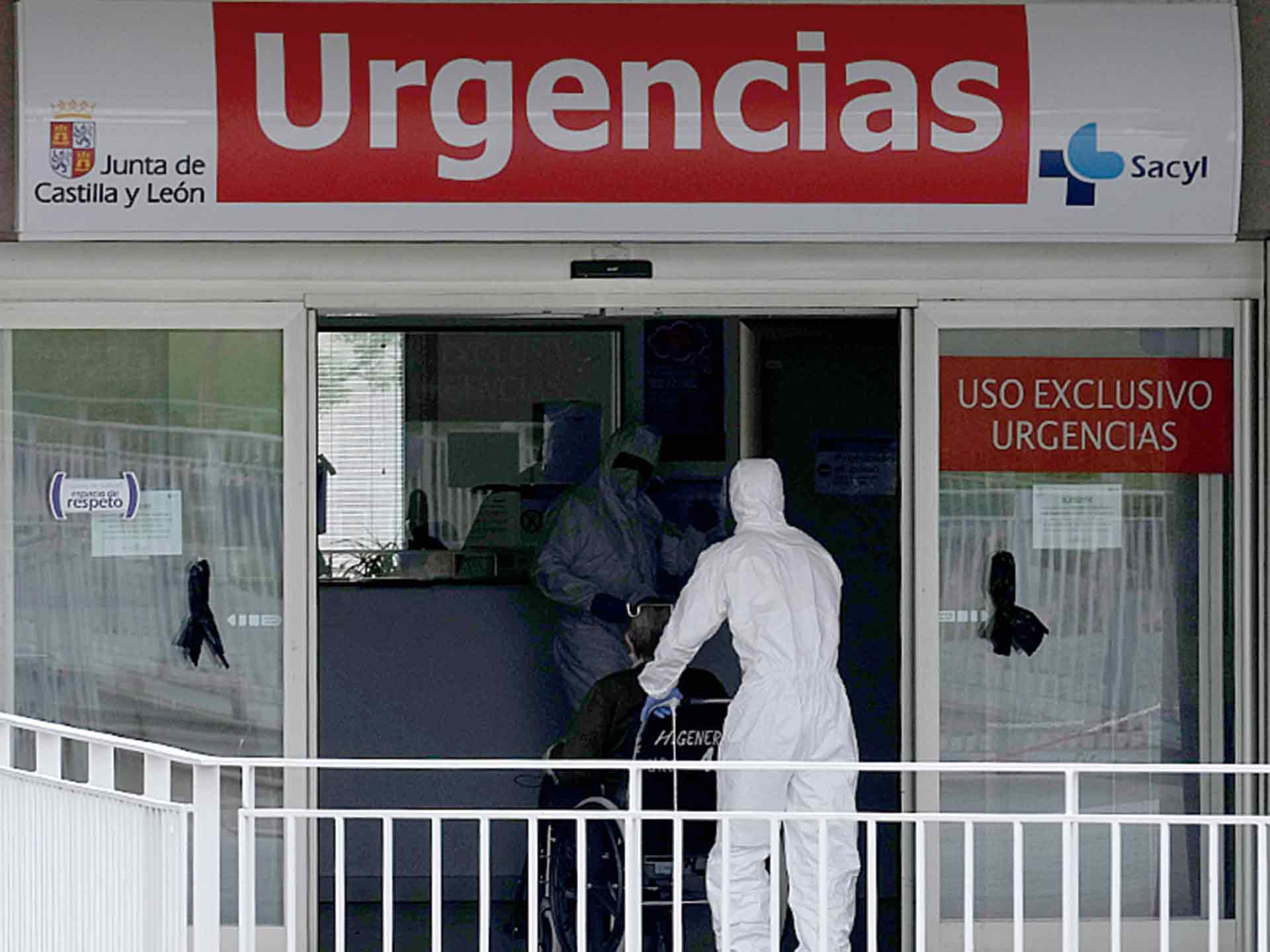 Un miembro del personal sanitario entra por la puerta de Urgencias.