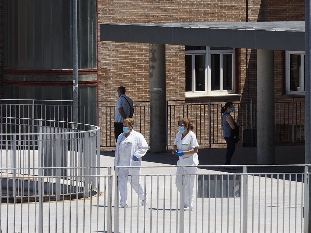 Personal sanitario sale del Hospital General de Segovia.