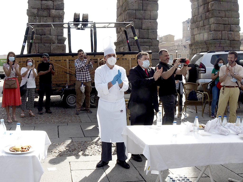 Las empresas de globos y la AIHS homenajean a los profesionales sanitarios a los pies del Acueducto. / NEREA LLORENTE