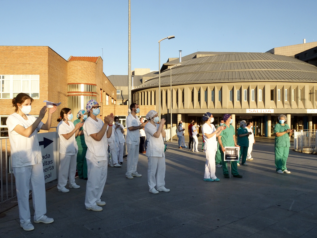 Varios miembros del personal sanitario del Hospital General aplauden en defensa de la sanidad pública, durante este verano. / Nerea Llorente
