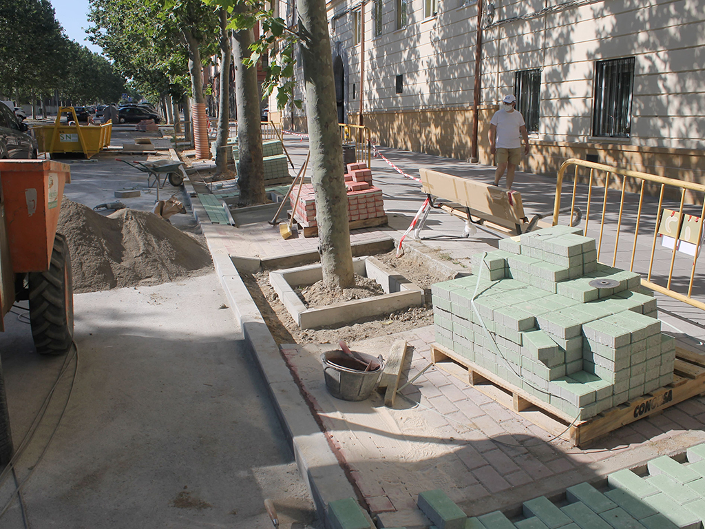 Los adoquines que se están colocando son de dos colores para diferenciar la acera de alcorques. / E. A.