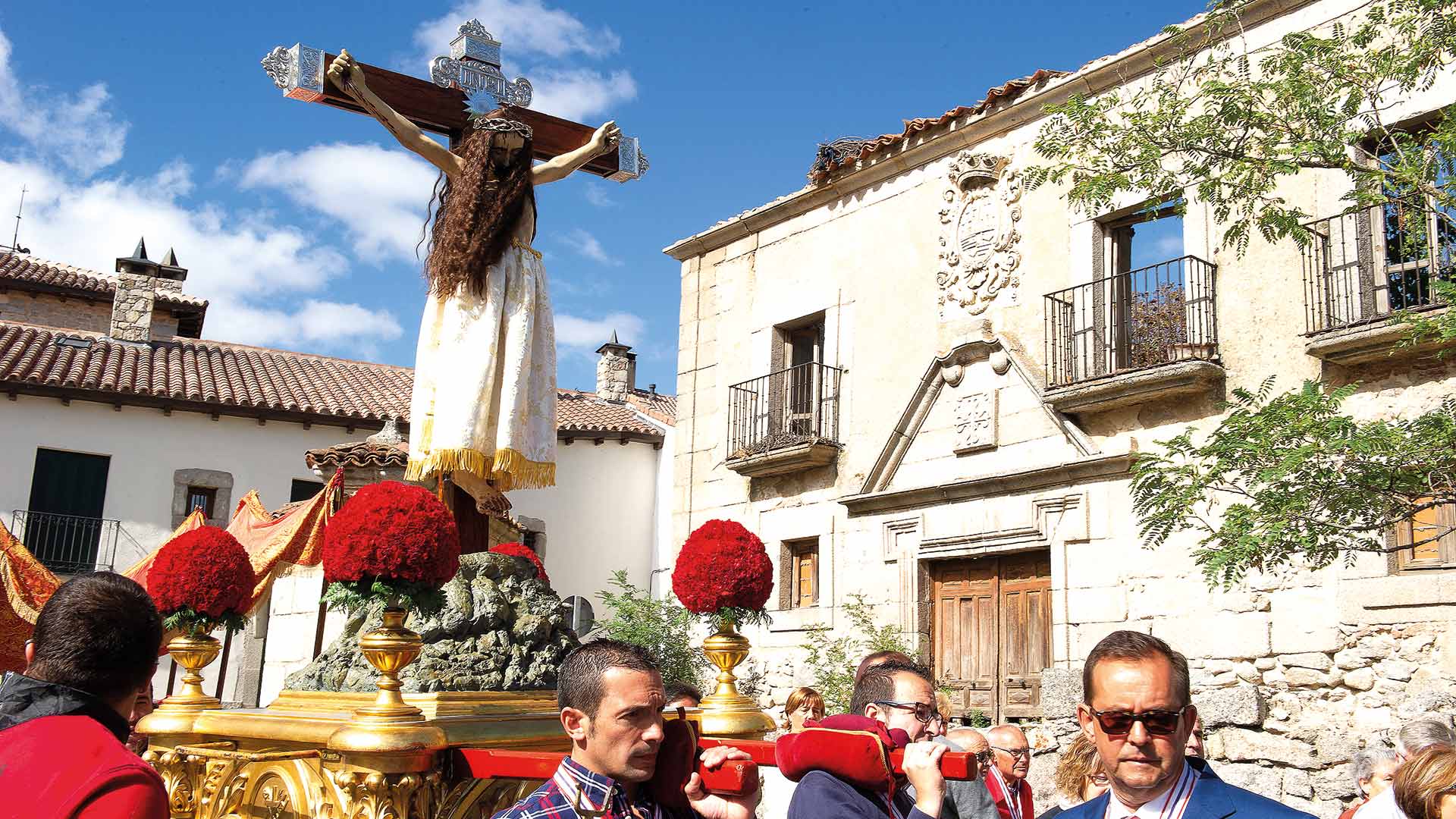 La imagen del Cristo del Caloco sale en procesión por las calles de la Villa. / JOSÉ REDONDO