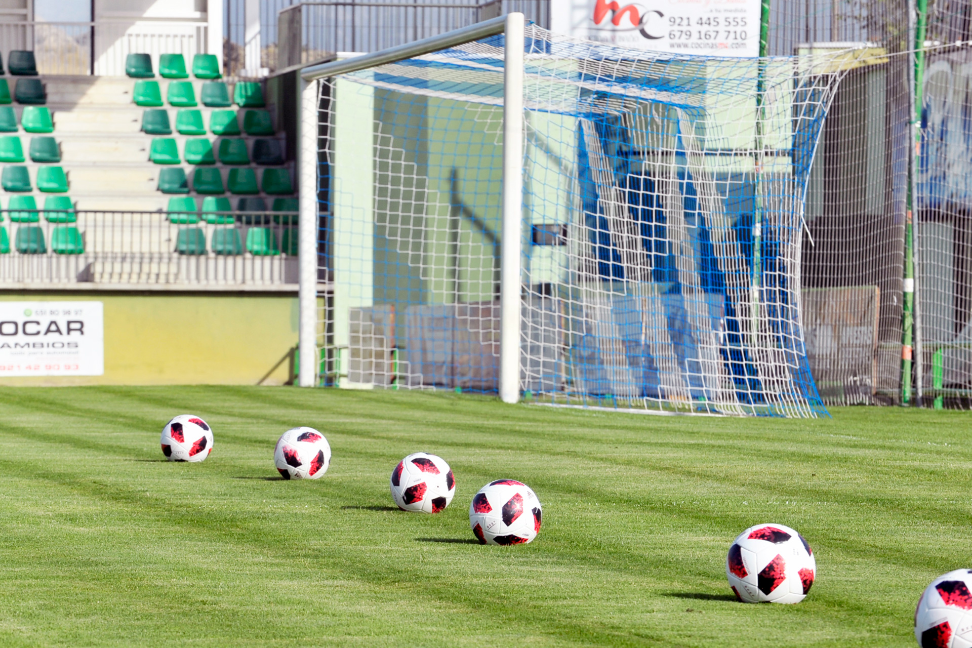 Varios balones, puestos en fila, durante uno de los entrenamientos de la Gimnástica Segoviana en La Albuera./ KAMARERO
