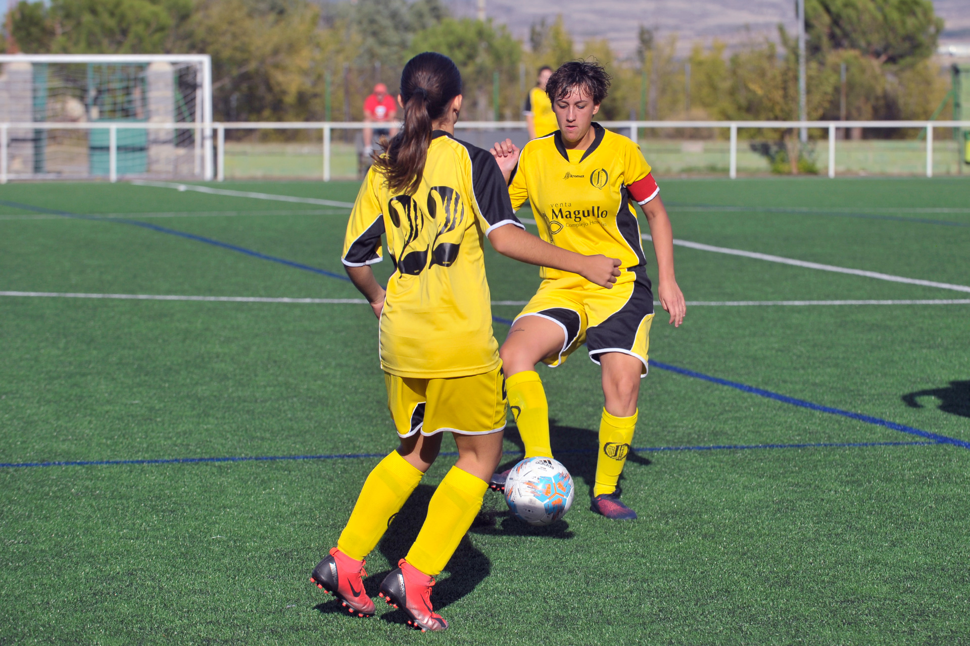 La capitana del CD Quintanar se apoya en una compañera. / KAMARERO