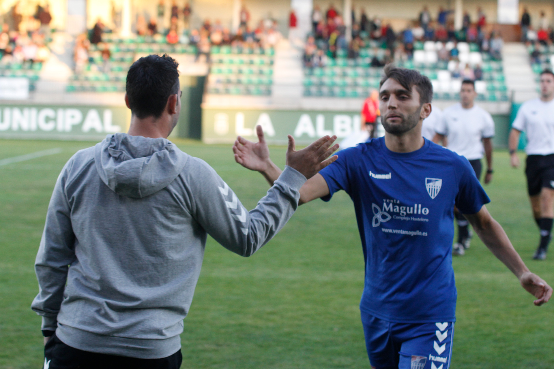 El técnico de la Segoviana Manuel González da ánimos a Álex Conde. / NEREA LLORENTE
