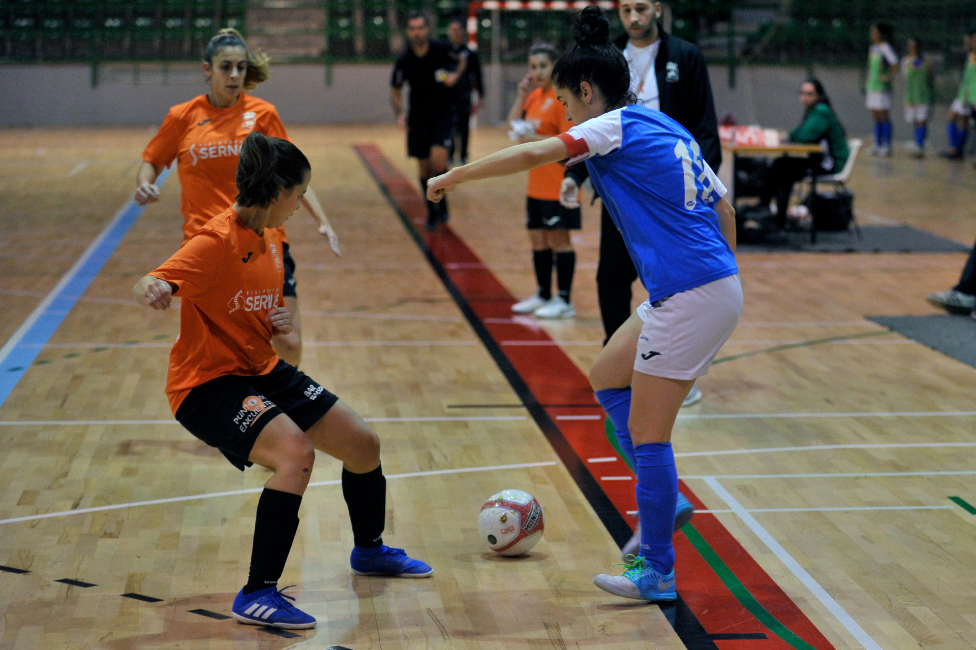 La capitana del Unami, Rocío, controla el balón en la banda durante un partido de la Segunda femenina./ KAMARERO