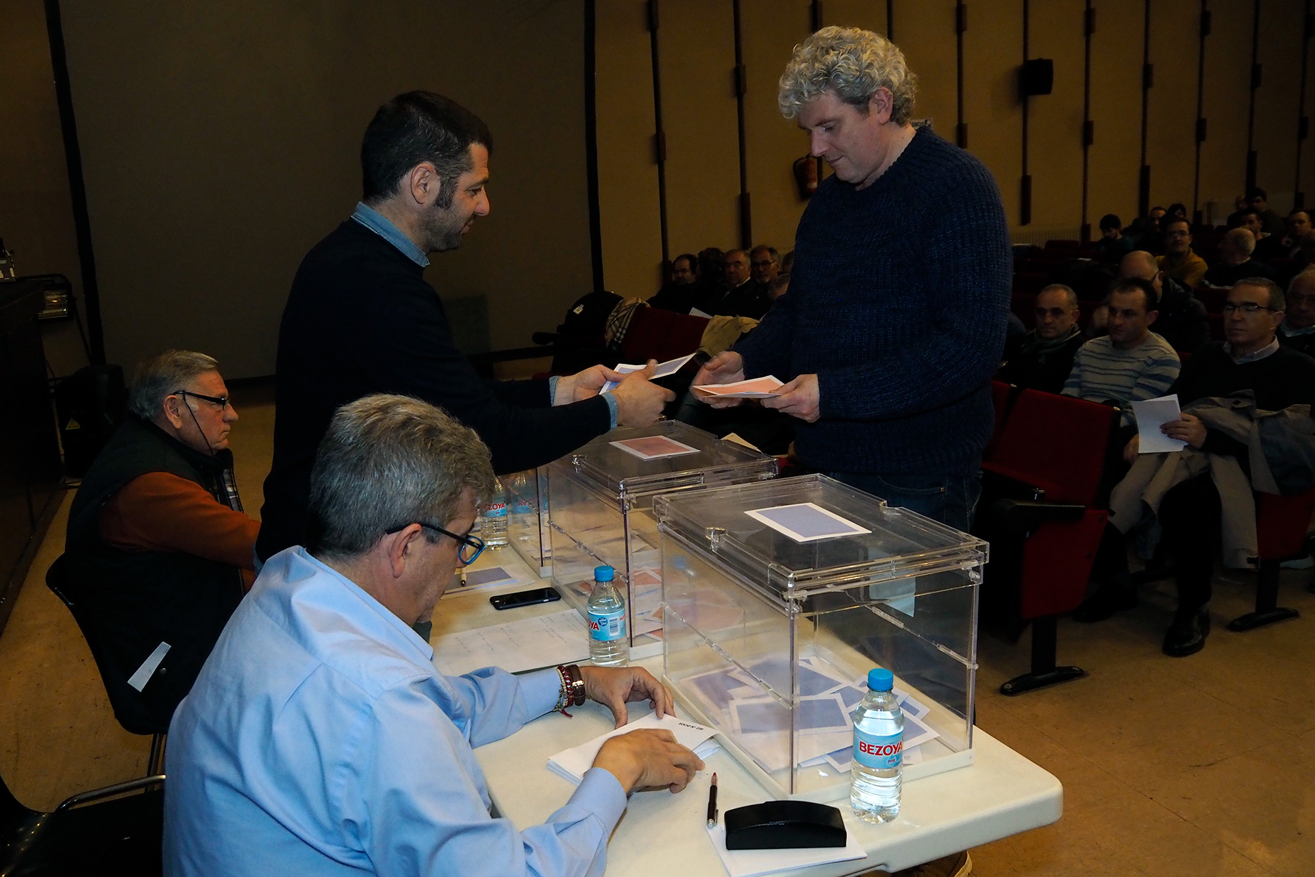 Un socio de la Segoviana vota en la asamblea en la que se decidió mantener los estatutos sin cambios./ KAMARERO