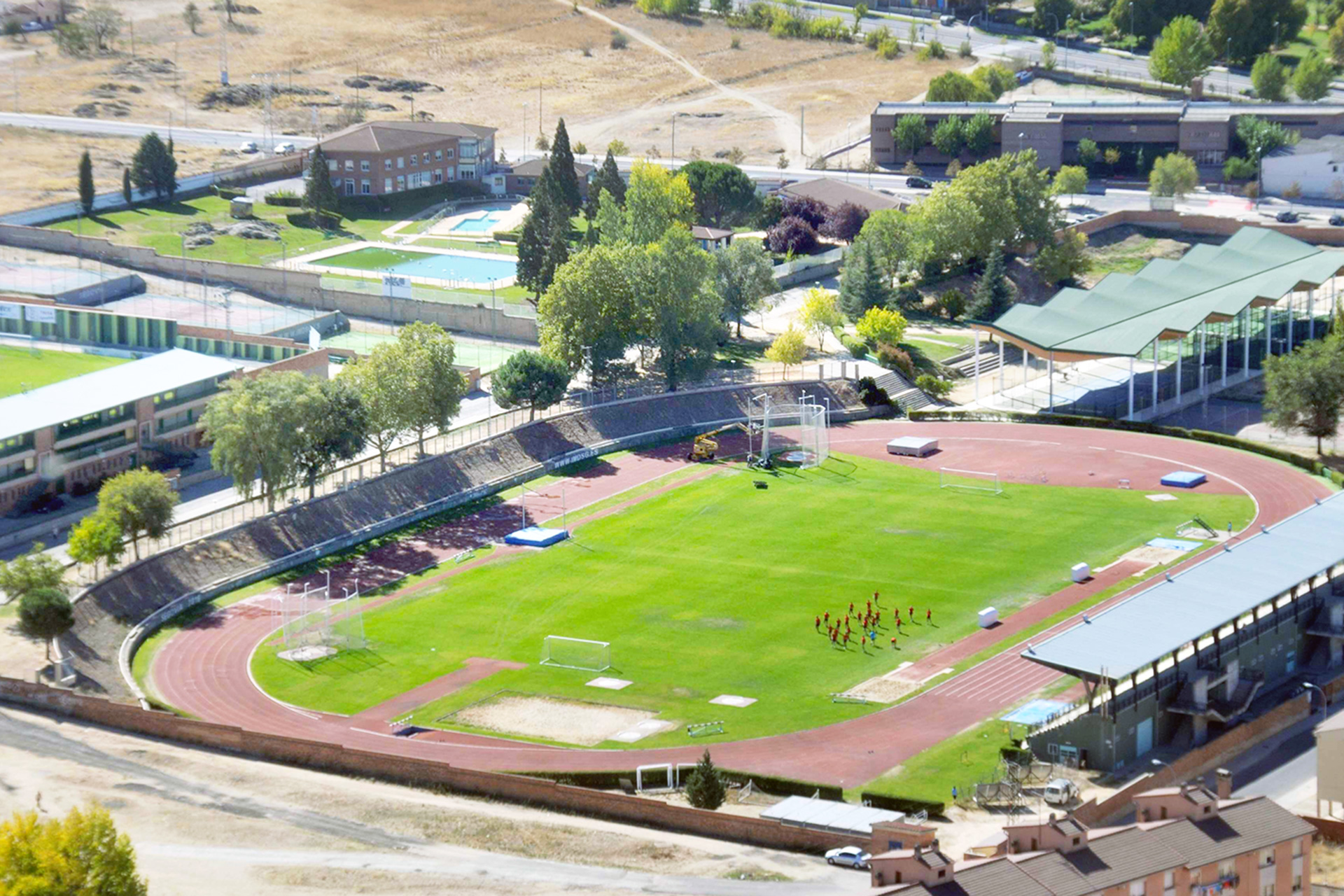 Vista aérea de la ciudad deportiva de La Albuera con las pistas de atletismo Antonio Prieto en primer término./ J. MARTÍN