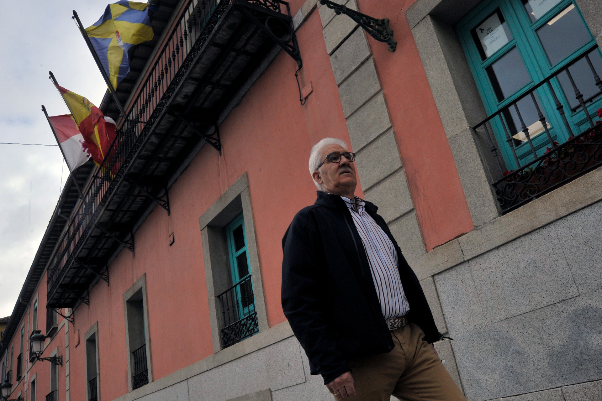 Pablo Alejandro, pasando al lado del Ayuntamiento de La Granja./ KAMARERO