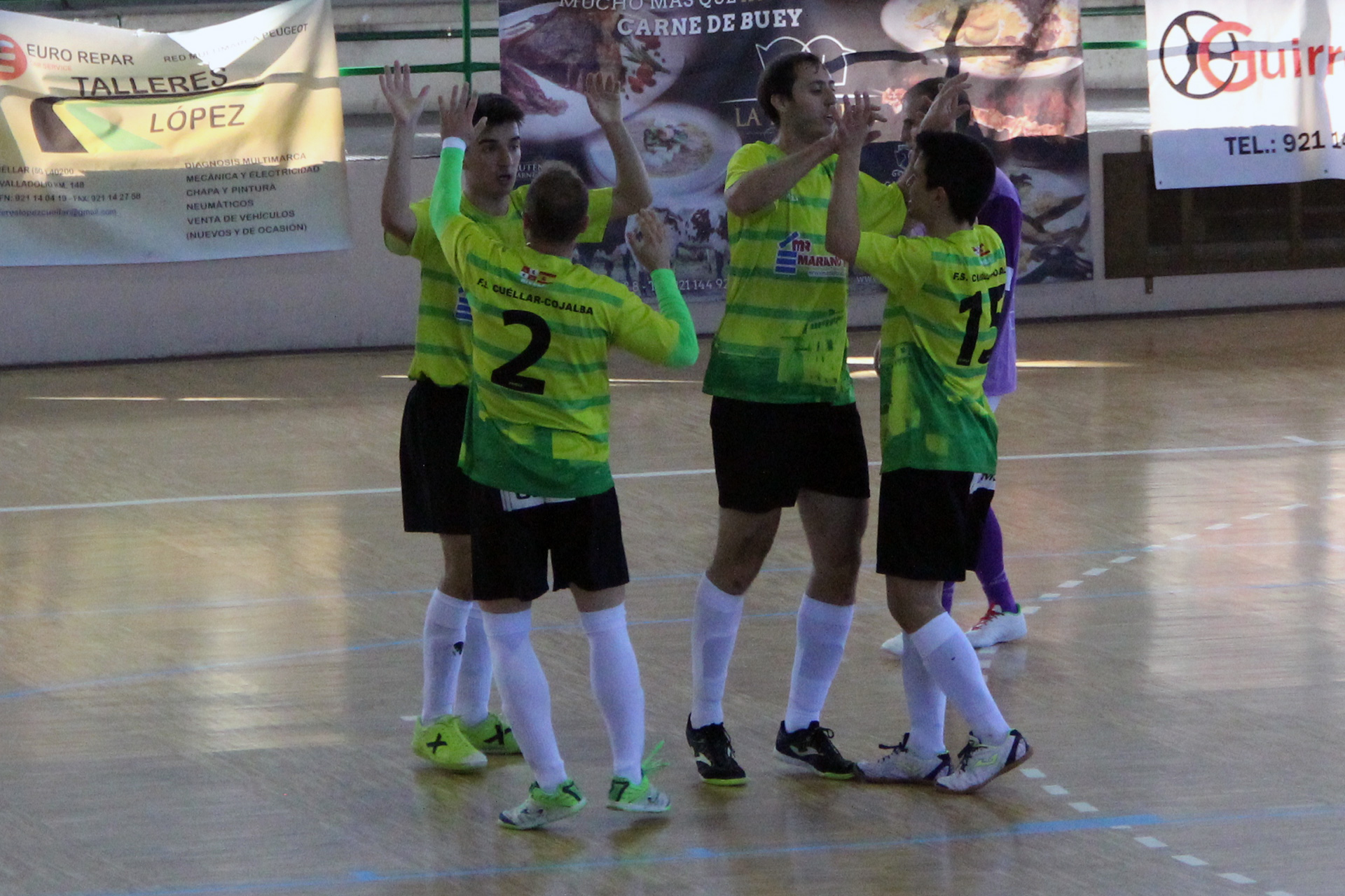 Los jugadores del FS Cuéllar celebran un gol. / FS CUÉLLAR