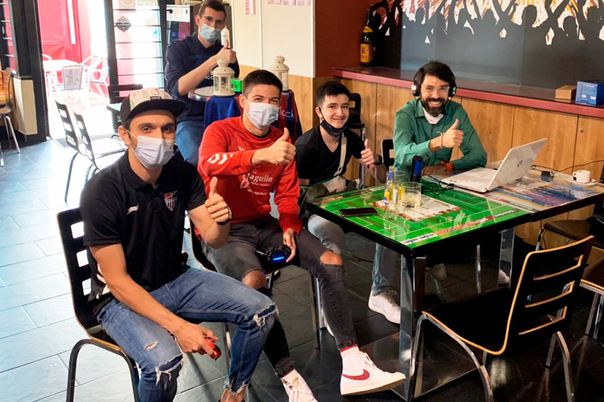 Los jugadores de la Segoviana Álex Conde y David García disputan un partido virtual a beneficio de la AECC. / LA GIMNÁSTICA