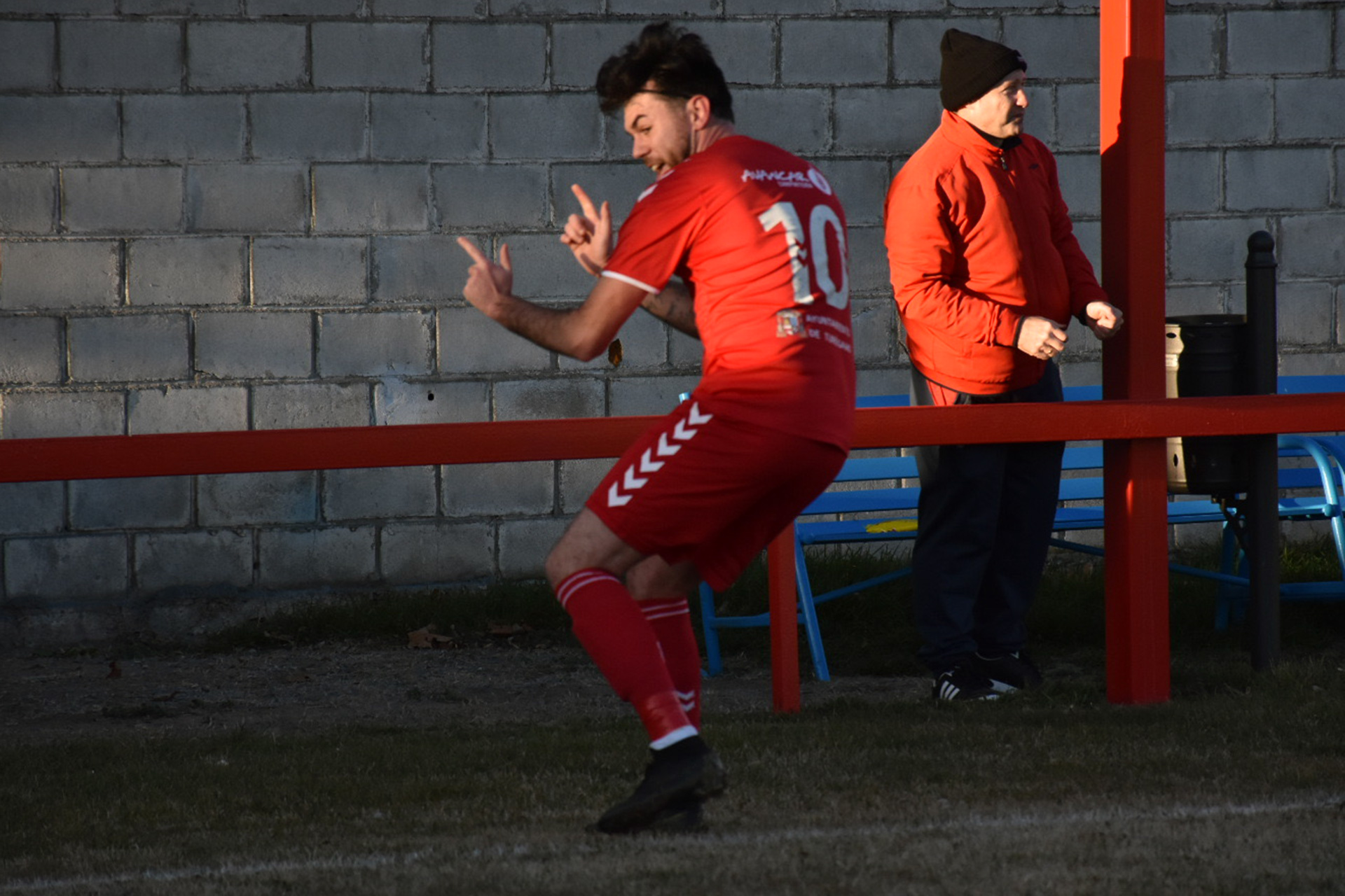 El delantero 
del Turégano CF Choflas festeja un gol con su particular celebración. 
/ A.M.
