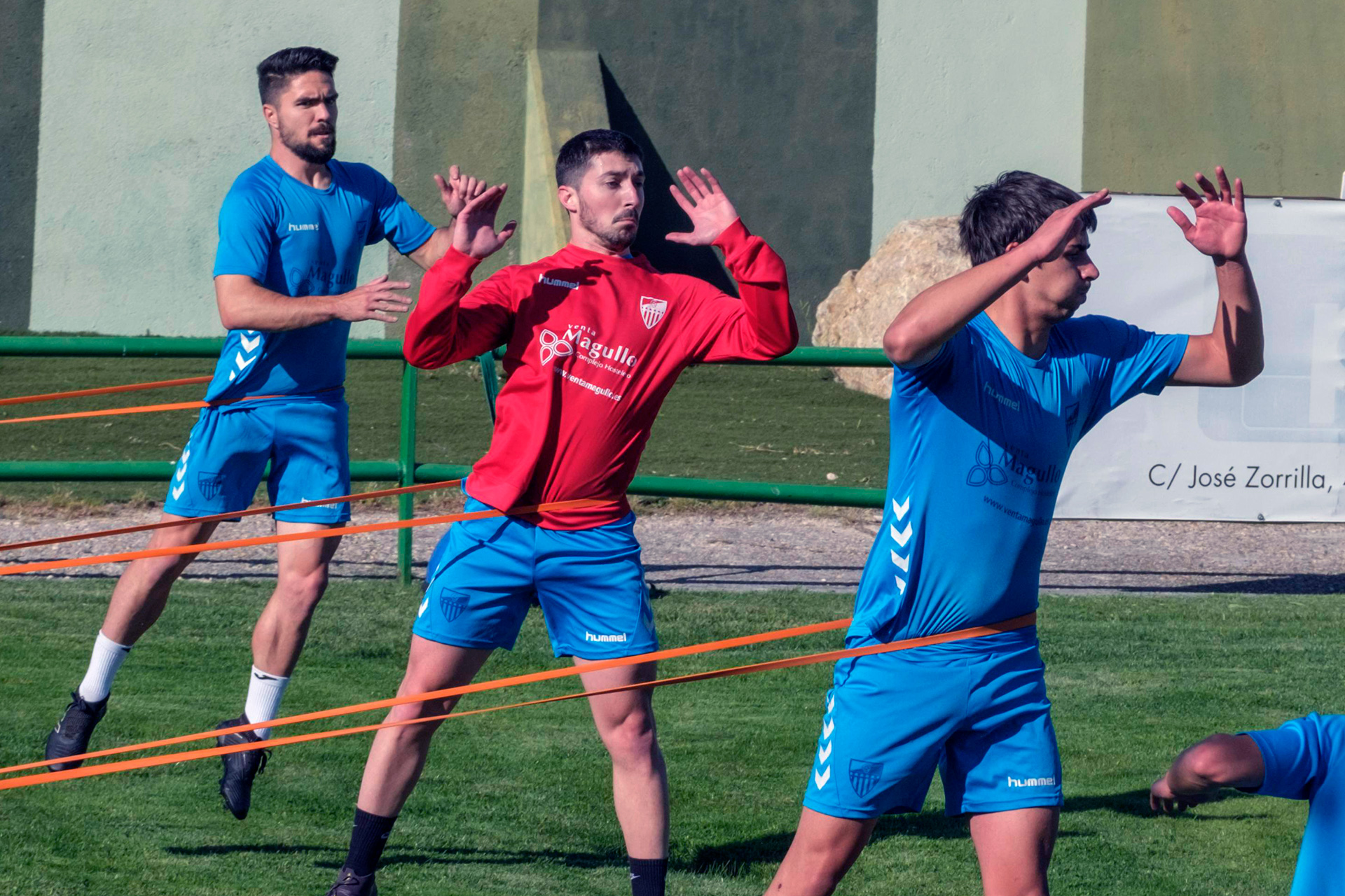 Rubén, a la espalda de Adrián, en un entrenamiento de la Segoviana./ KAMARERO