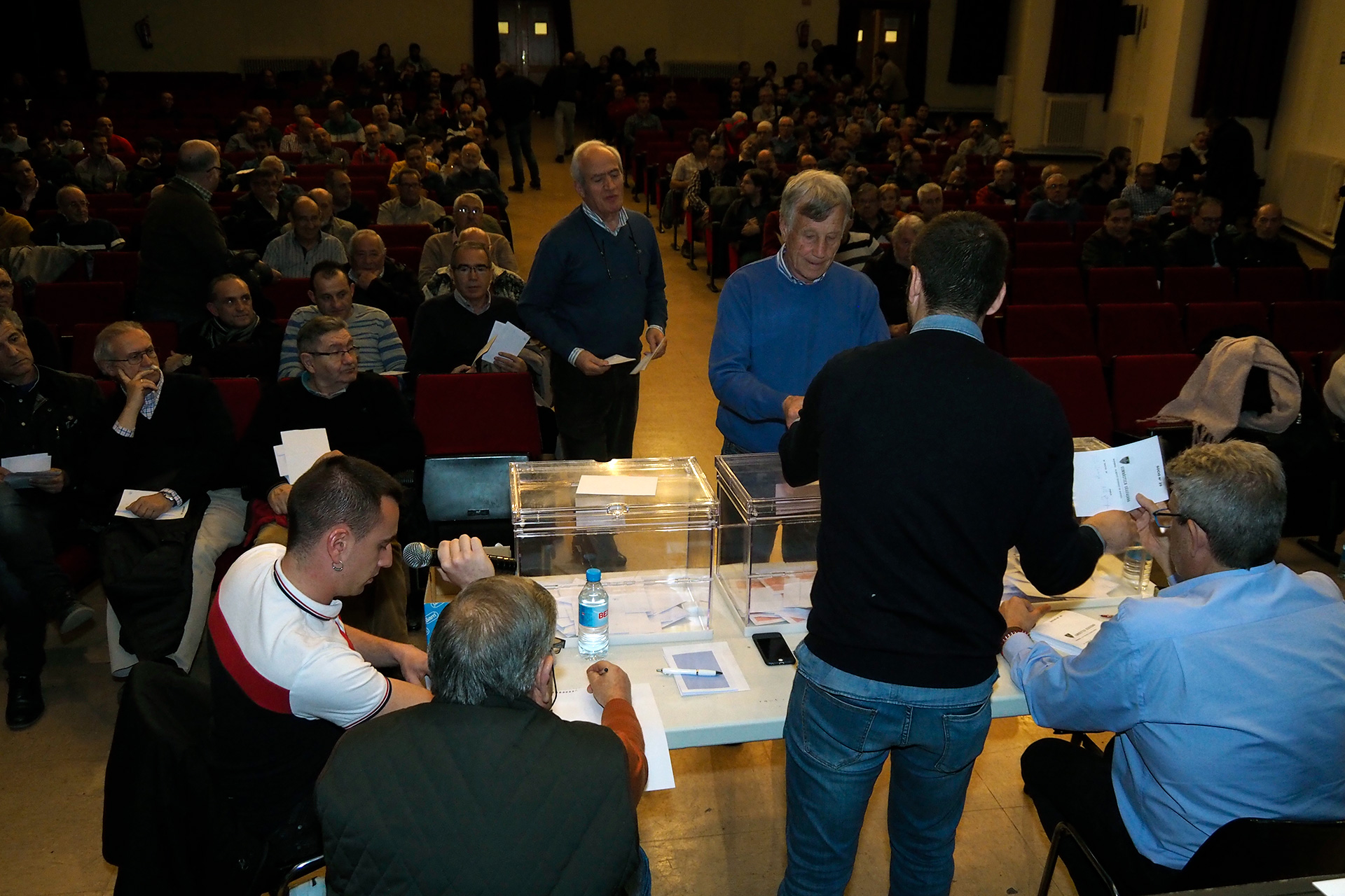 Votación de los socios de la Segoviana. / KAMARERO